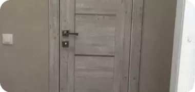 Установили дверь в санузел и ванную